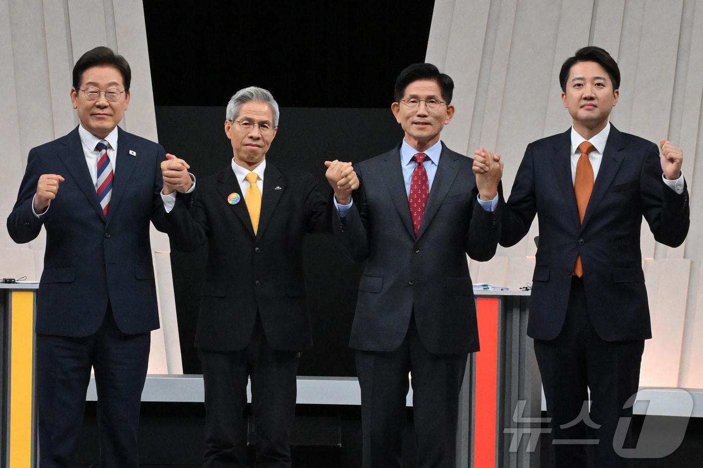 이재명 더불어민주당 대통령 후보&#40;왼쪽부터&#41;, 권영국 민주노동당 대통령 후보, 김문수 국민의힘 대통령 후보, 이준석 개혁신당 대통령 후보가 27일 서울 마포구 상암동 MBC 스튜디오에서 진행된 정치 분야 TV토론회에 앞서 포즈를 취하고 있다. 2025.5.27/뉴스1 ⓒ News1 국회사진기자단