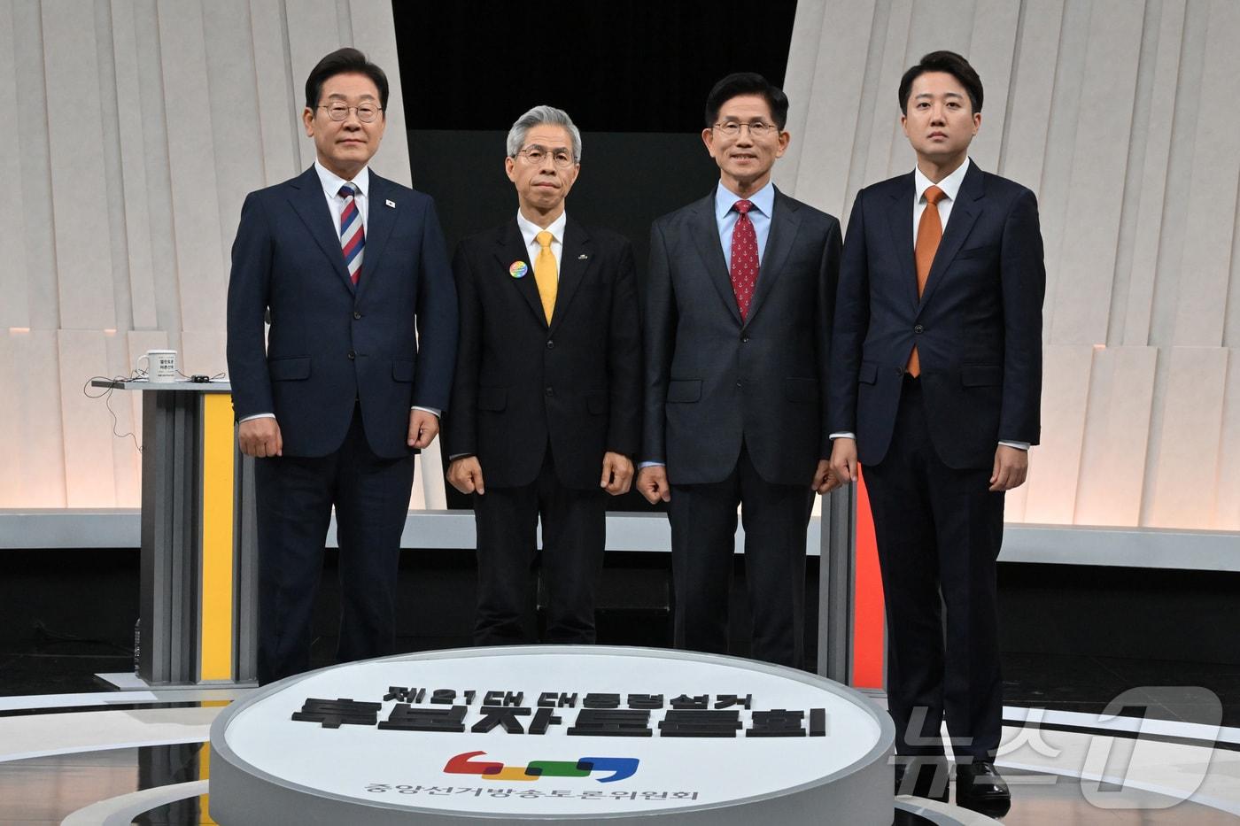 이재명 더불어민주당 대통령 후보&#40;왼쪽부터&#41;, 권영국 민주노동당 대통령 후보, 김문수 국민의힘 대통령 후보, 이준석 개혁신당 대통령 후보가 27일 서울 마포구 상암동 MBC 스튜디오에서 진행된 정치 분야 TV토론회에 앞서 포즈를 취하고 있다. 2025.5.27/뉴스1 ⓒ News1 국회사진기자단
