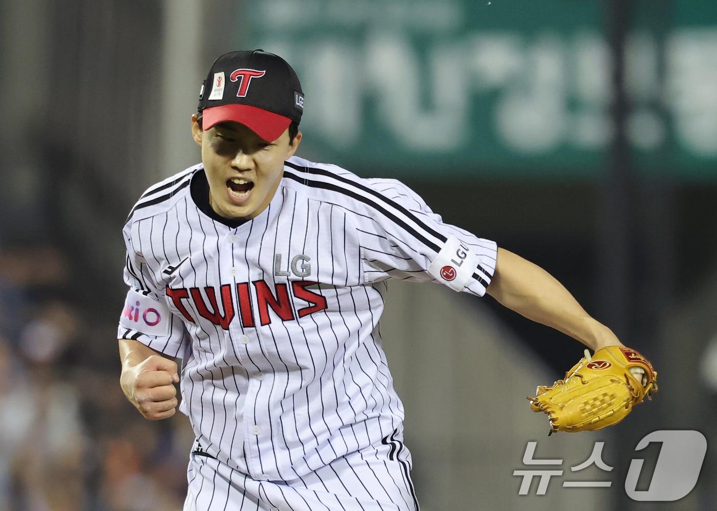 27일 오후 서울 송파구 잠실야구장에서 열린 프로야구 '2025 신한 SOL 뱅크 KBO리그' 한화 이글스와 LG 트윈스의 경기 6회초 한화 공격 2사 1루 상황에서 LG 선발투수 임찬규가 한화 채은성을 삼진으로 잡아낸 후 마운드 위에서 포효하고 있다. 2025.5.27/뉴스1 ⓒ News1 오대일 기자
