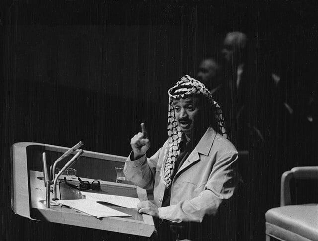 본문 이미지 - 야세르 아라파트. (출처: Bernard Gotfryd, 1974, Public domain, via Wikimedia Commons)