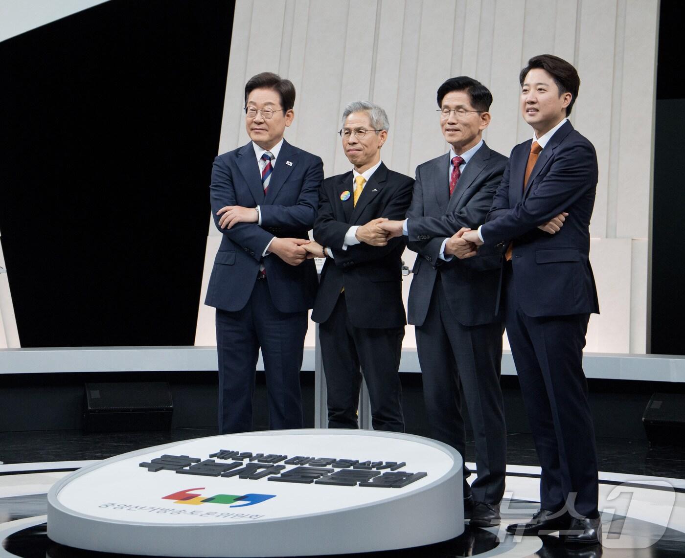 본문 이미지 - 이재명 더불어민주당 대통령 후보&#40;왼쪽부터&#41;, 권영국 민주노동당 대통령 후보, 김문수 국민의힘 대통령 후보, 이준석 개혁신당 대통령 후보가 27일 서울 마포구 상암동 MBC 스튜디오에서 진행된 정치 분야 TV토론회에 참석해 포즈를 취하고 있다. 2025.5.27/뉴스1 ⓒ News1 국회사진기자단