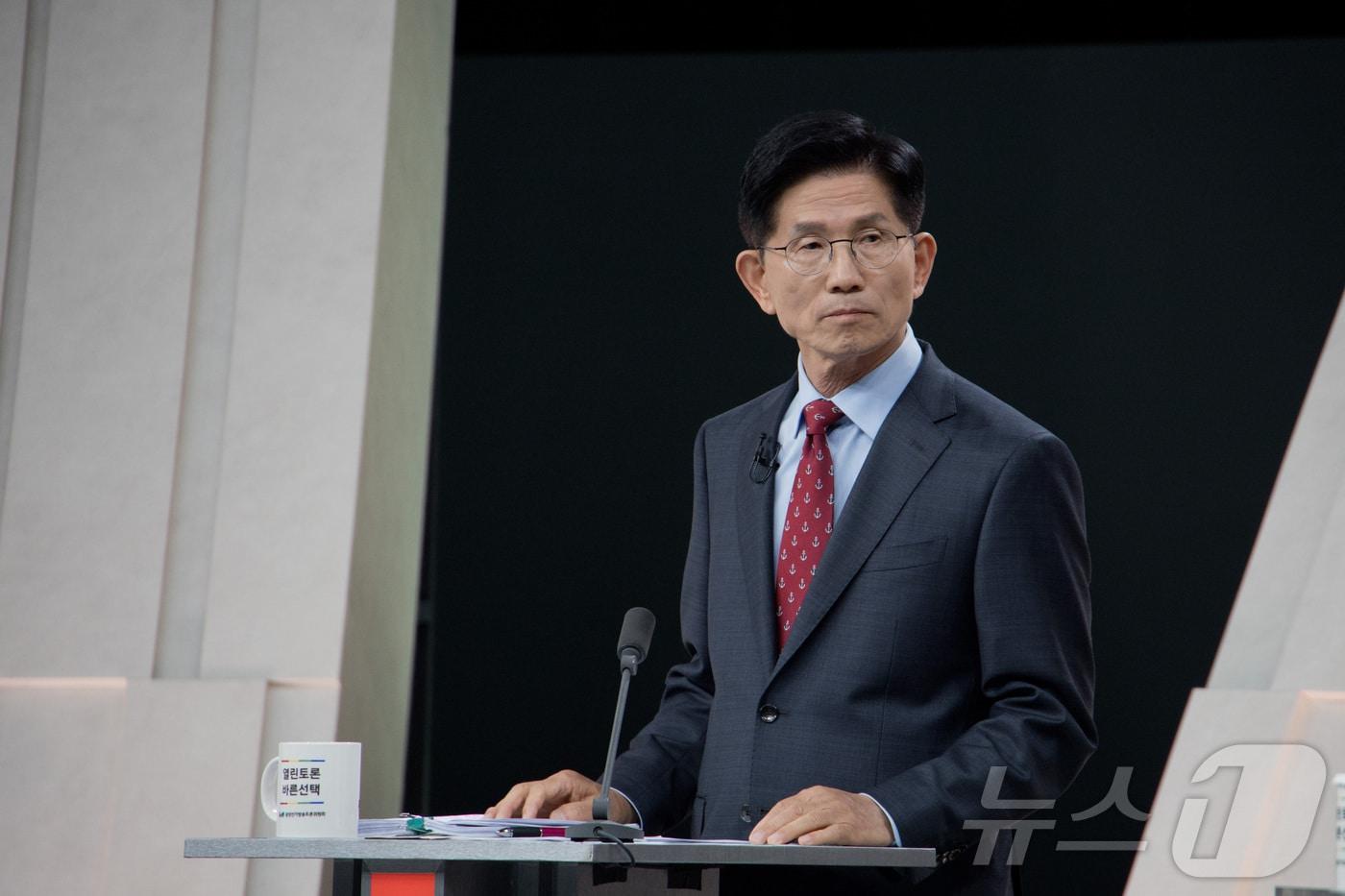 김문수 국민의힘 대통령 후보가 27일 서울 상암 MBC스튜디오에서 열린 21대 대선후보 3차 토론회에 참석해 토론 준비를 하고 있다. 2025.5.27/뉴스1 ⓒ News1 국회사진기자단