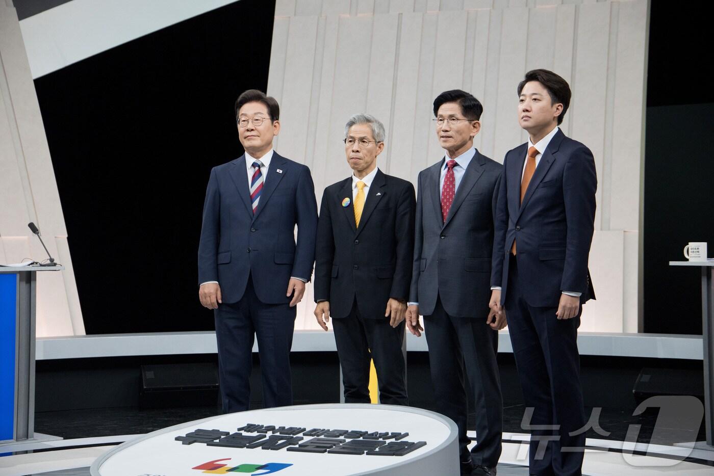 이재명 더불어민주당 대통령 후보(왼쪽부터), 권영국 민주노동당 대통령 후보, 김문수 국민의힘 대통령 후보, 이준석 개혁신당 대통령 후보가 27일 서울 마포구 상암동 MBC 스튜디오에서 진행된 정치 분야 TV토론회에 앞서 포즈를 취하고 있다. 2025.5.27/뉴스1 ⓒ News1 국회사진기자단