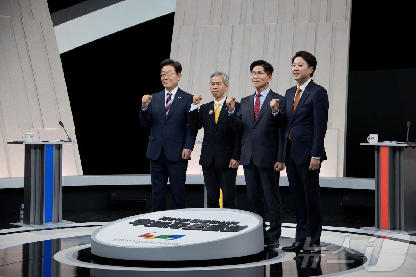 이재명 더불어민주당 대통령 후보(왼쪽부터), 권영국 민주노동당 대통령 후보, 김문수 국민의힘 대통령 후보, 이준석 개혁신당 대통령 후보가 27일 서울 마포구 상암동 MBC 스튜디오에서 진행된 정치 분야 TV토론회에 참석해 포즈를 취하고 있다. 2025.5.27/뉴스1 ⓒ News1 국회사진기자단