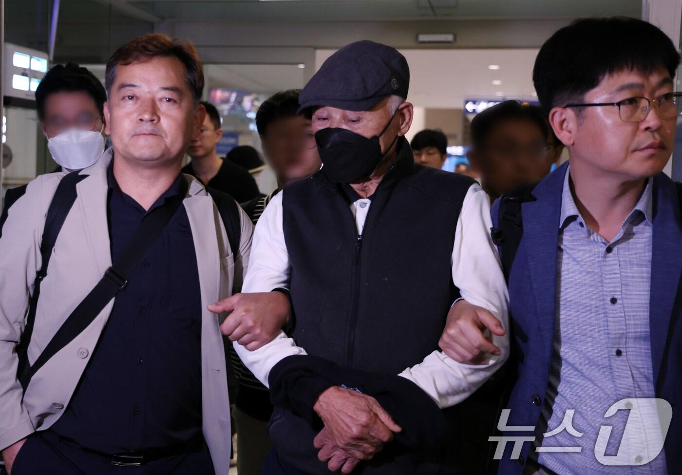 허재호 대주그룹 전 회장이 27일 오후 뉴질랜드에서 구인돼 인천공항으로 송환되고 있다. 허 전 회장은 특정범죄 가중처벌 등에 관한 법률 위반(조세) 혐의로 기소됐다. 2025.5.27/뉴스1 ⓒ News1 김명섭 기자