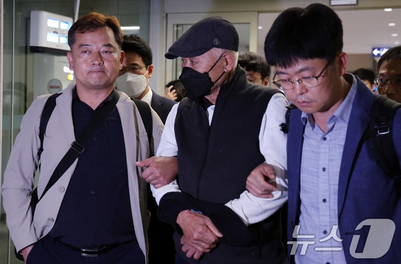 허재호 대주그룹 전 회장이 지난 5월27일 오후 뉴질랜드에서 구인돼 인천공항으로 송환되고 있다. 허 전 회장은 특정범죄 가중처벌 등에 관한 법률 위반(조세) 혐의로 기소됐다. 2025.5.27/뉴스1 ⓒ News1 김명섭 기자