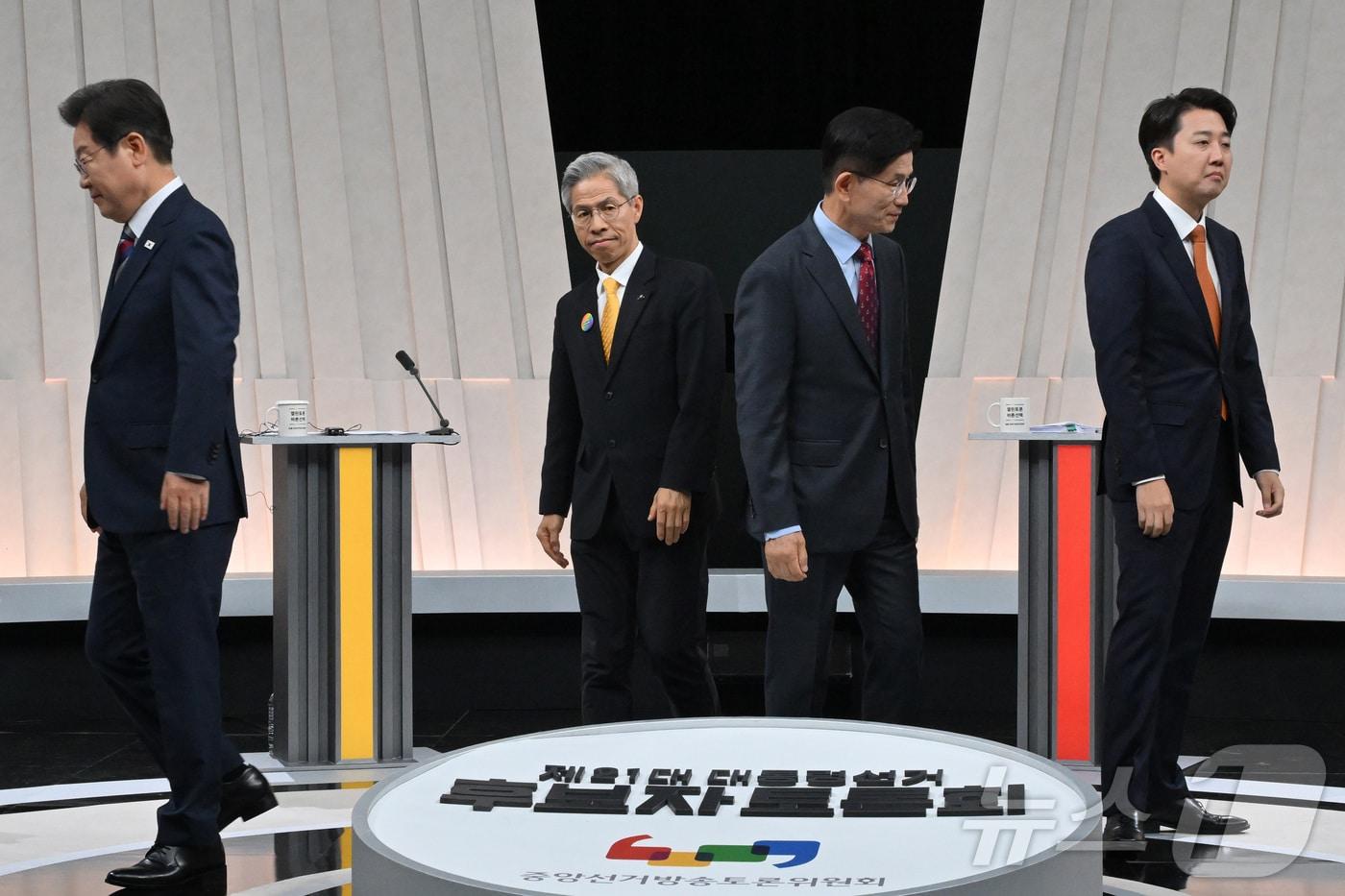 이재명 더불어민주당 대통령 후보&#40;왼쪽부터&#41;, 권영국 민주노동당 대통령 후보, 김문수 국민의힘 대통령 후보, 이준석 개혁신당 대통령 후보가 27일 서울 마포구 상암동 MBC 스튜디오에서 진행된 정치 분야 TV토론회에 참석해 포즈를 취한 후 자리로 돌아가고 있다. 2025.5.27/뉴스1 ⓒ News1 국회사진기자단