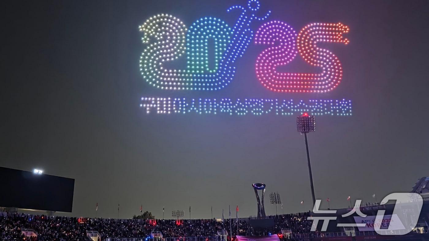27일 열린 아시아육상경기선수권대회 개막식에서 1000대의 드론이 '2025 아시아육상경기선수권대회'를 수놓고 있다. 2025.5.27/뉴스1 ⓒ News1 정우용 기자