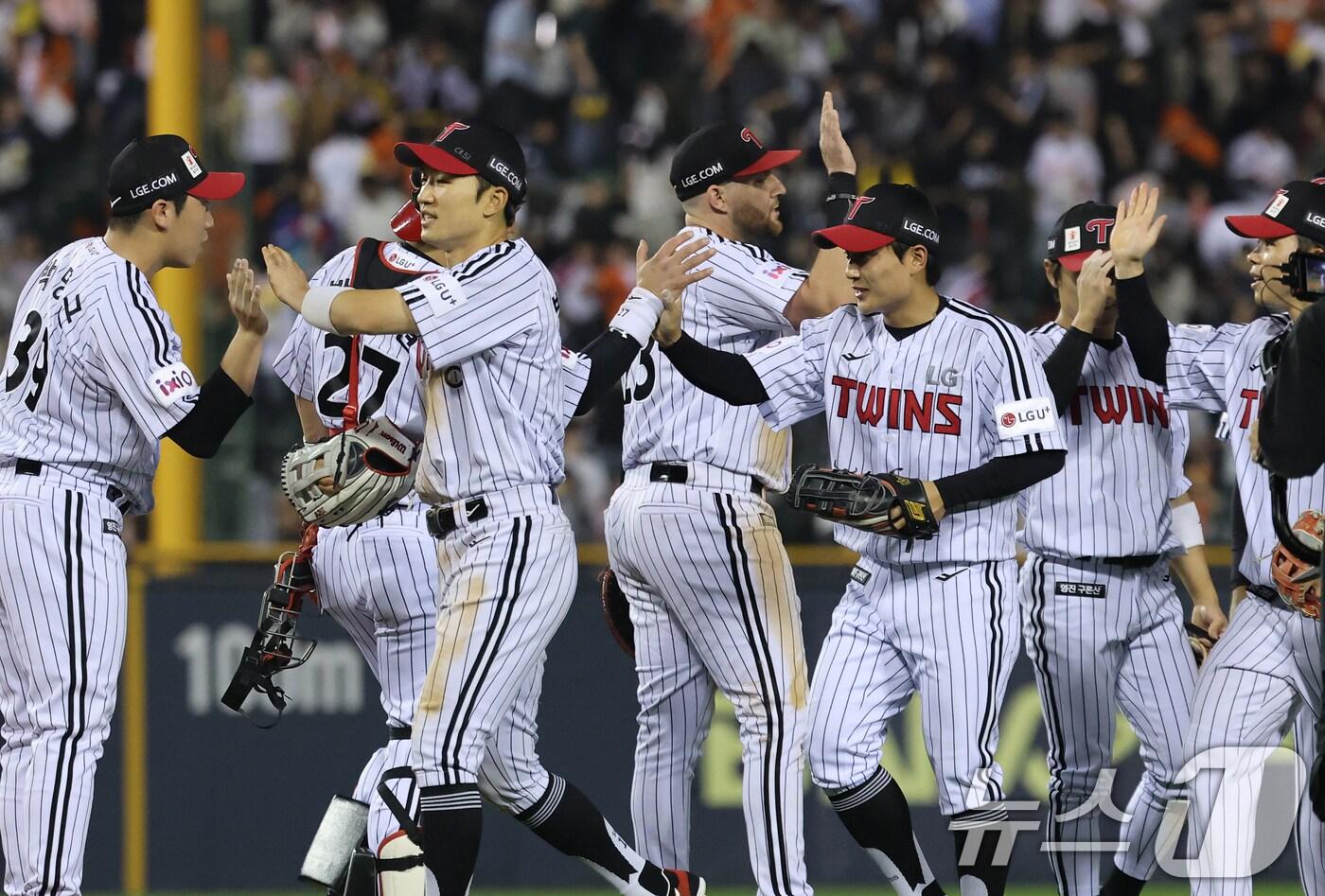 27일 오후 서울 송파구 잠실야구장에서 열린 프로야구 '2025 신한 SOL 뱅크 KBO리그' 한화 이글스와 LG 트윈스의 경기에서 2-1 신승을 거둔 LG 선수들이 그라운드에 모여 기쁨을 나누고 있다. 2025.5.27/뉴스1 ⓒ News1 오대일 기자