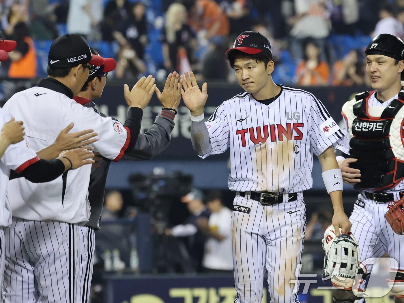 본문 이미지 - 승라 하이파브를 나누는 LG 트윈스 선수단. 2025.5.27/뉴스1 ⓒ News1 오대일 기자