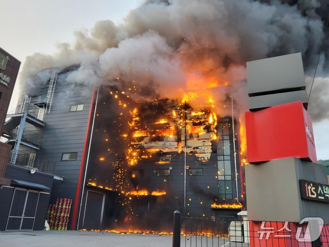본문 이미지 - 27일 오후 6시 48분께 발생한 남양주시 화도읍 공장 화재 (경기도북부소방재난본부 제공. 재판매 및 DB금지) 2025.5.27/뉴스1