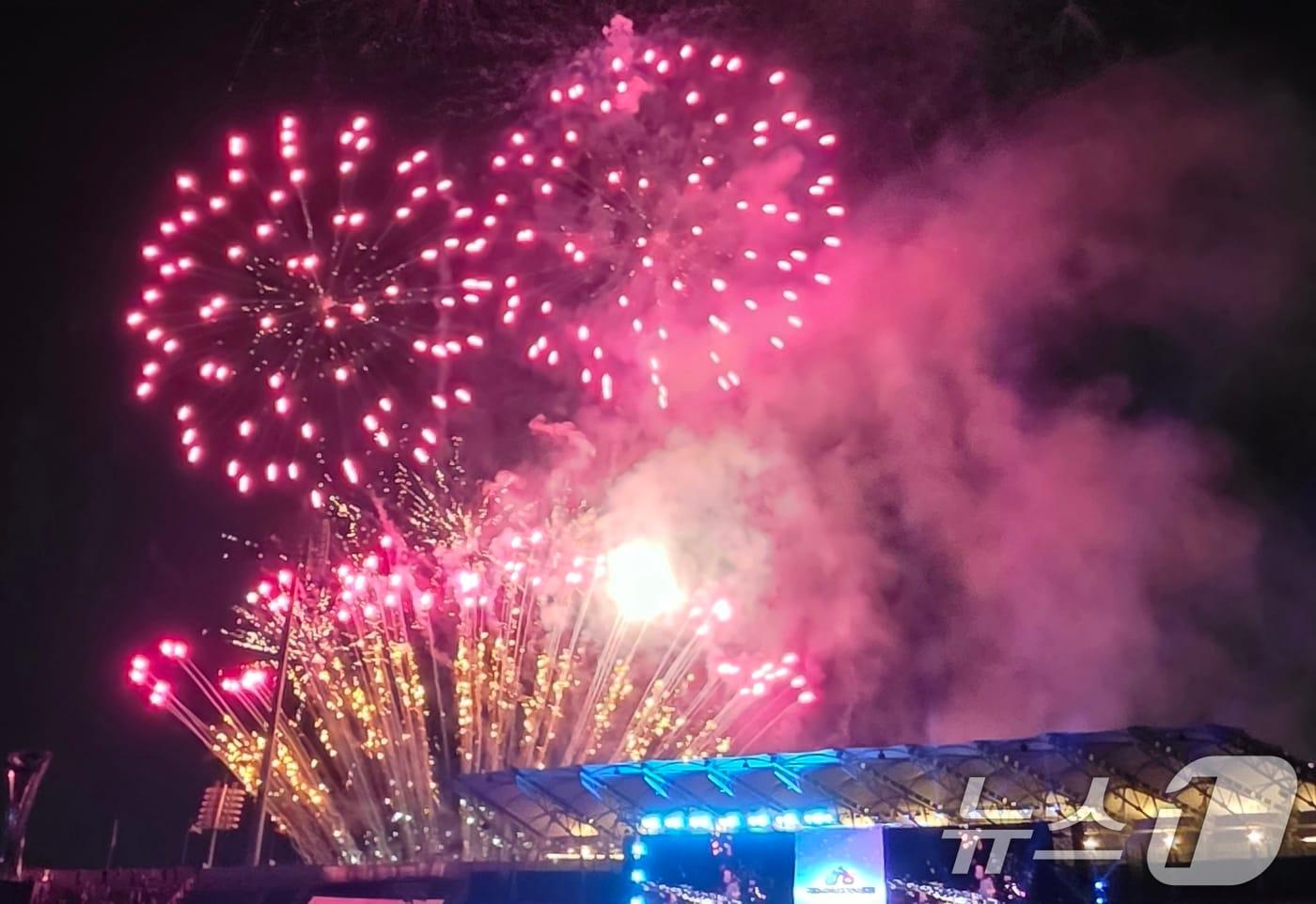 27일 열린 아시아육상경기선수권대회 개막식에서 불꽃쇼가 펼쳐지고 있다. 43개국, 선수단 1193 명, 국제연맹 임원, 심판, 언론인 등 2000여 명이 참가해 역사상 최다 인원과 국가가 참가하는 이번 대회는 오는 31일까지 닷새간 열린다. 2025.5.27/뉴스1 ⓒ News1 정우용 기자