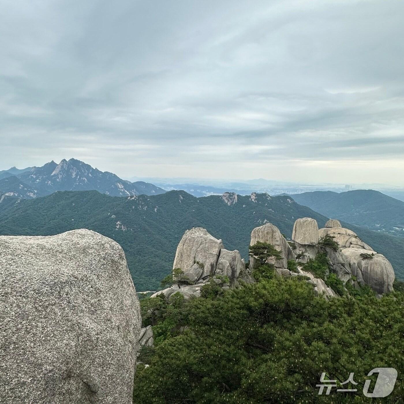 본문 이미지 - 북한산국립공원 오봉 일대에서 바라본 백운대·인수봉·만경대 (사진 좌측) 2025.5.24/뉴스1 ⓒ News1 이상휼 기자