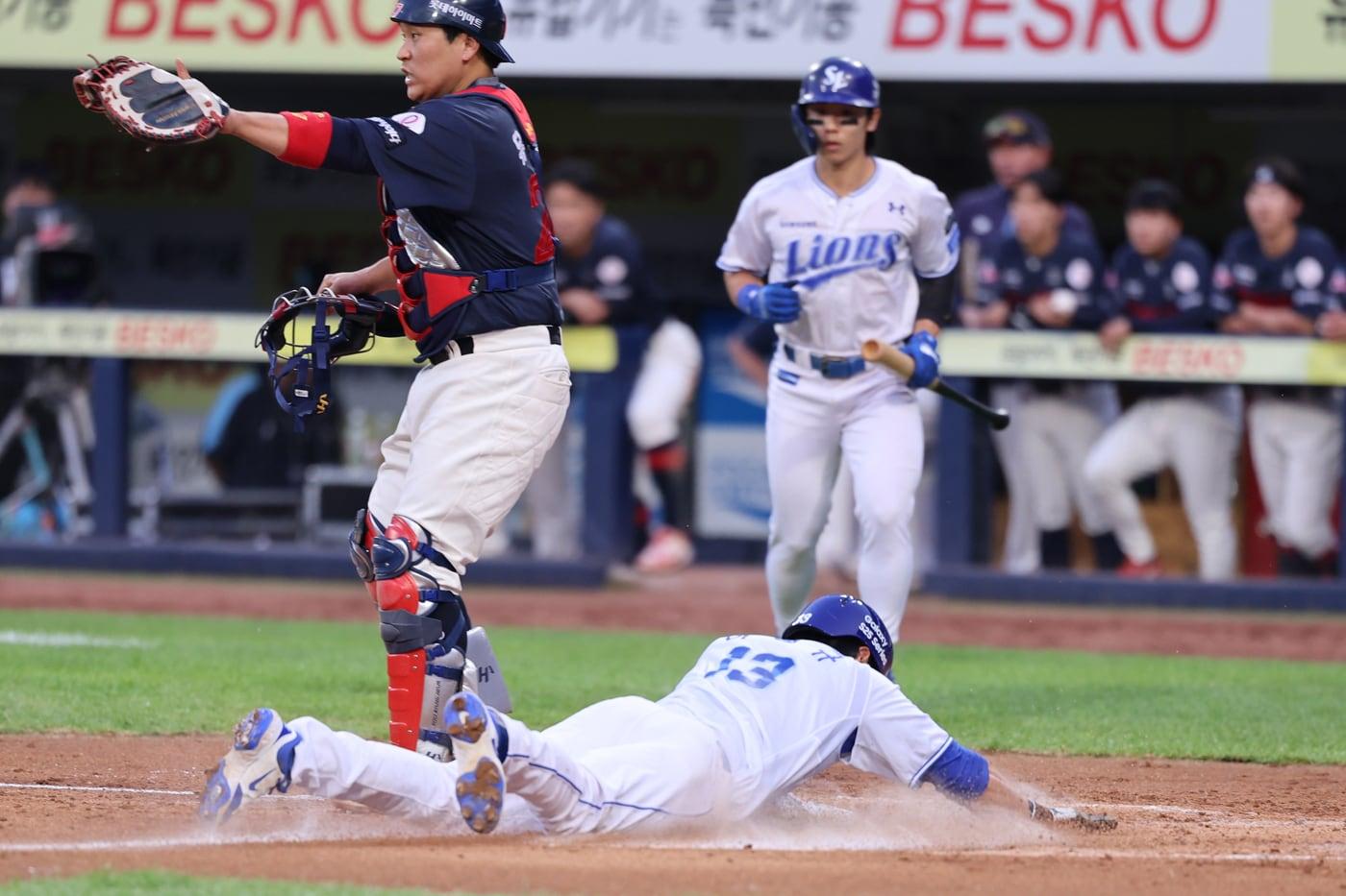 삼성 이성규가 27일 롯데전에서 기습 홈스틸을 성공하고 있다.(삼성 라이온즈 제공)