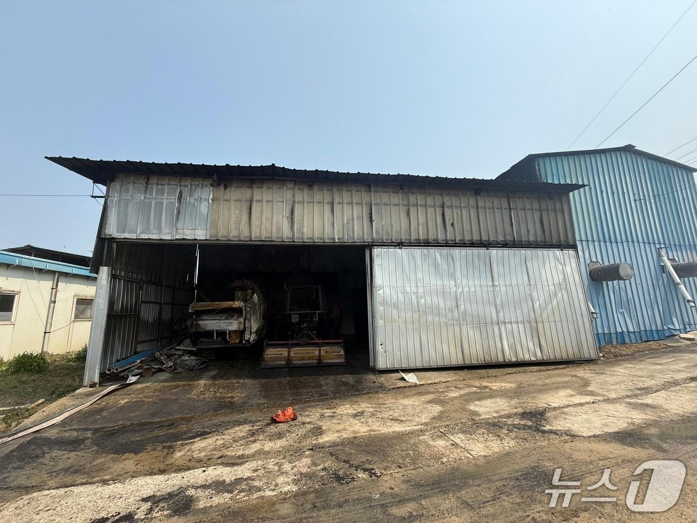 본문 이미지 -  천안 서북 부대동 창고 화재 현장. (천안서북소방서 제공, 재판매 및 DB금지) / 뉴스1