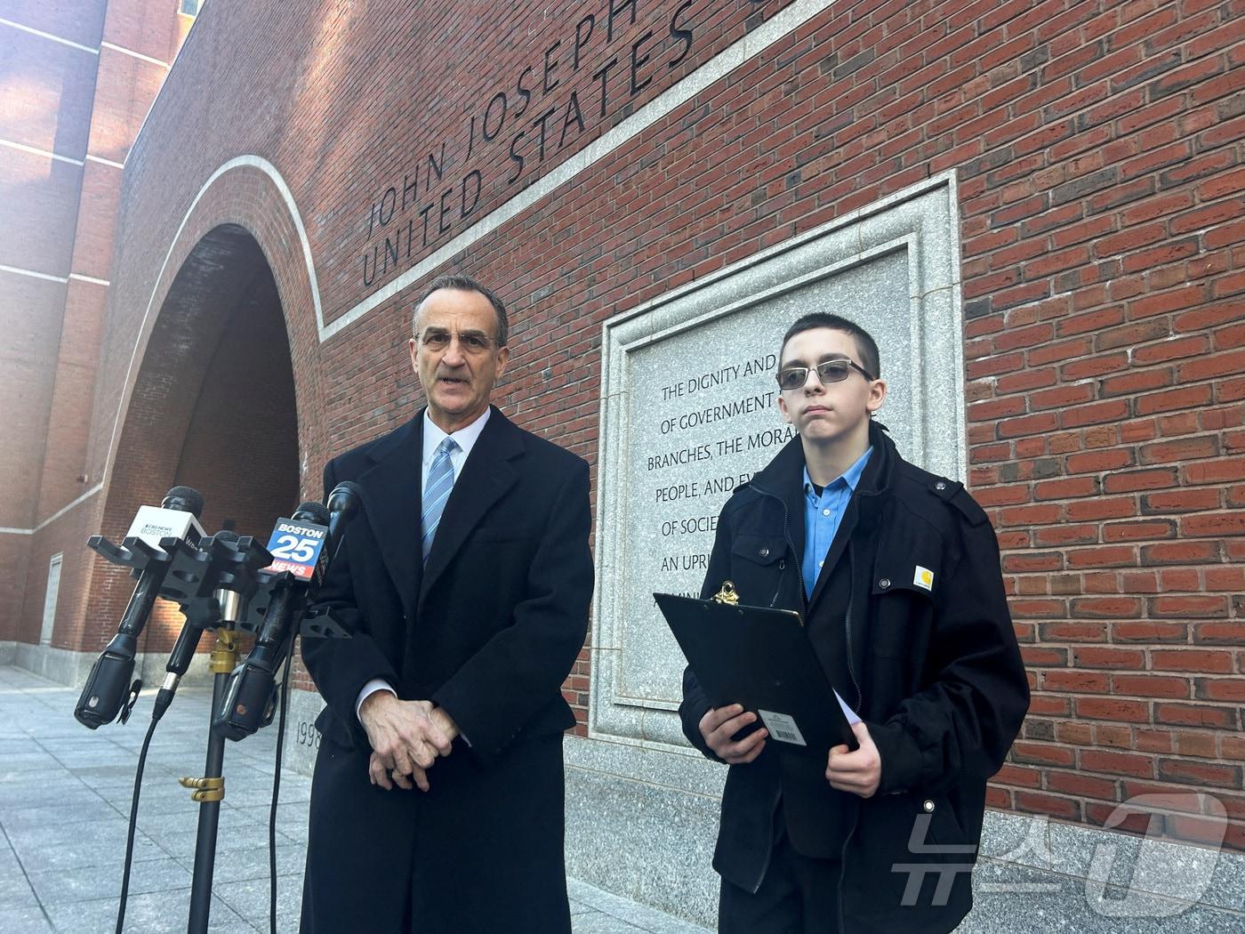 본문 이미지 - '성별은 두 가지 뿐'이라고 적힌 티셔츠를 입는 것을 학교가 허용하지 않은 데 대해 소송을 제기한 중학생 리엄 모리슨(오른쪽)과 그의 변호사가 2024년 2월8일 법원에서 나온 후 기자회견하고 있다. 2024.02.08. ⓒ 로이터=뉴스1