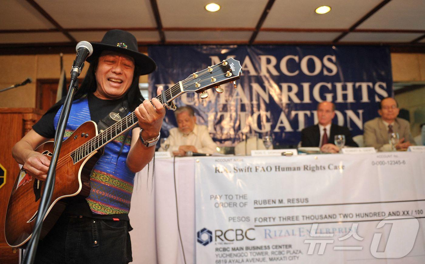 필리핀 독재자 페르디난드 마르코스 치하에서 투쟁한 저항가수 프레디 아길라. 2011년 2월28일 마닐라의 한 인권행사에서 노래중이다. 2011.02.28. ⓒ AFP=뉴스1