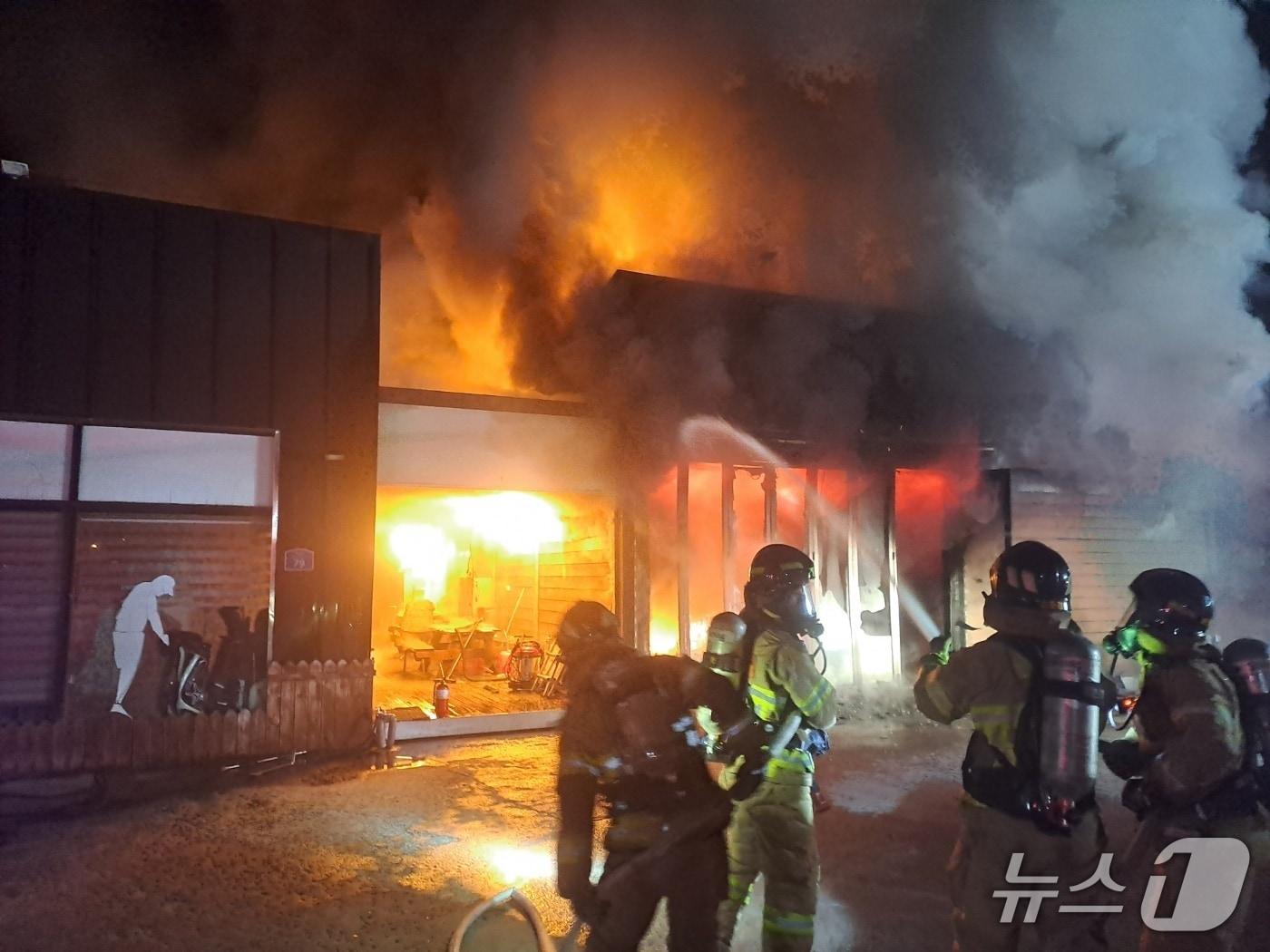 본문 이미지 - 27일 오후 8시 53분께 전북 부안군 부안읍 한 자동차용품 판매점에서 불이 났다.(전북소방본부 제공.재판매 및 DB금) 