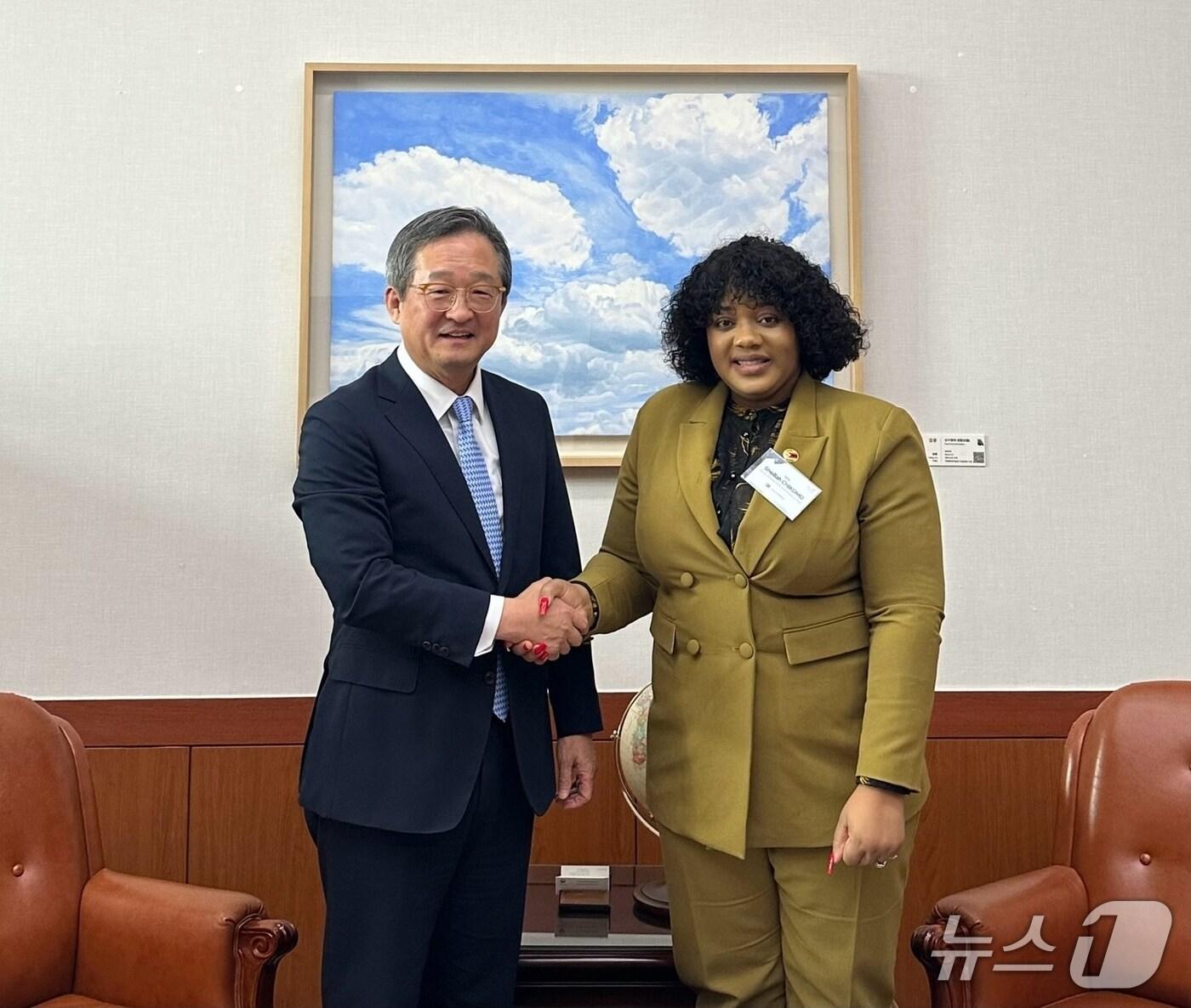 본문 이미지 - 정병원 외교부 차관보, 셰일라 치코모 짐바브웨 외교부 부장관.(외교부 제공)