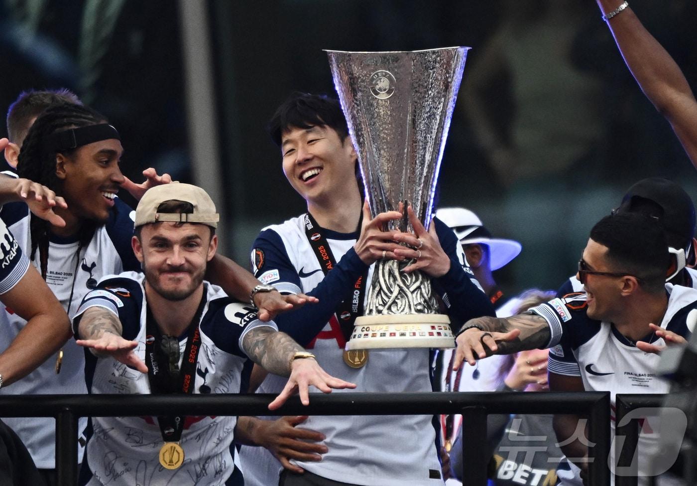 토트넘 홋스퍼의 손흥민과 제임스 매디슨&#40;모자 쓴 사람&#41;. ⓒ 로이터=뉴스1