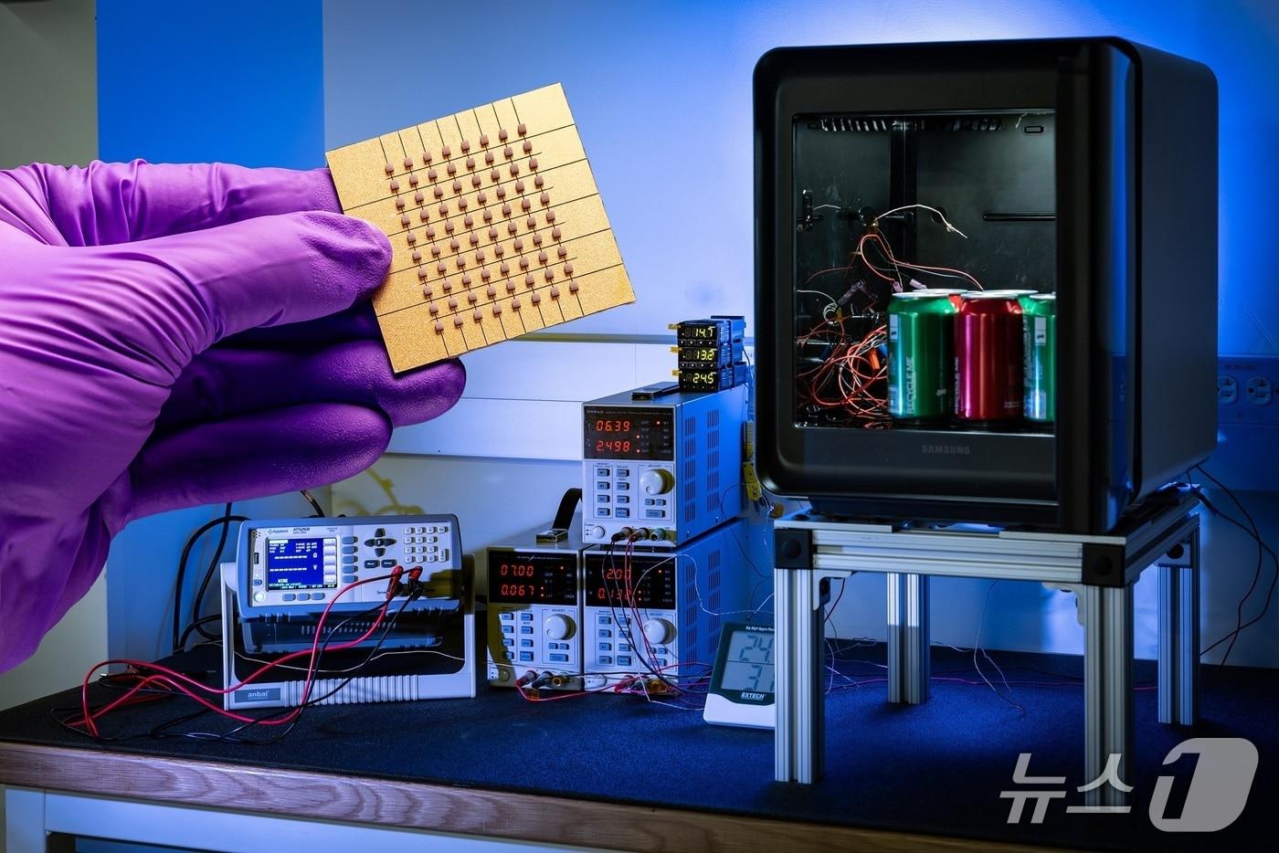 삼성전자와 존스홉킨스대학 연구팀이 개발한 나노 박막 펠티어 소자와 고효율 펠티어 냉장고(삼성전자 제공). ⓒ 뉴스1