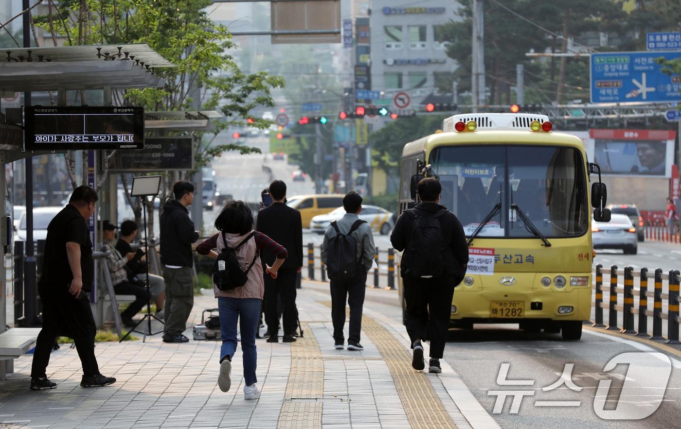 부산 시내버스 노조가 총파업에 돌입한 28일 오전 부산 부산진구 롯데백화점 부산본점 앞 시내버스 정류장에서 시민들이 시내버스 총파업에 따른 비상 노선 버스를 타고 있다. 부산 시내버스 운행이 멈춘 건 준공영제 시행 18년 만에 처음이다. 2025.5.28/뉴스1 ⓒ News1 윤일지 기자