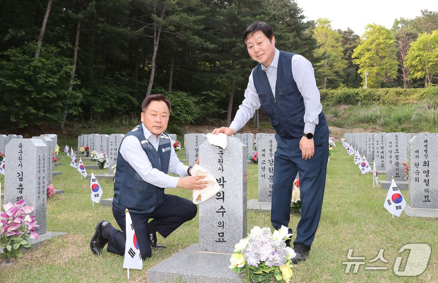 국립공주대학교와 충남대학교는 지난 27일, 국립공주대 임경호 총장, 충남대 김정겸 총장 등 양 대학의 주요 보직자 30여 명이 참여한 가운데 국립대전현충원에서 ‘태극기 꽂기’ 봉사활동을 진행했다. (국립공주대학교 제공. 재판매 및 DB 금지)2025.5.28/뉴스1