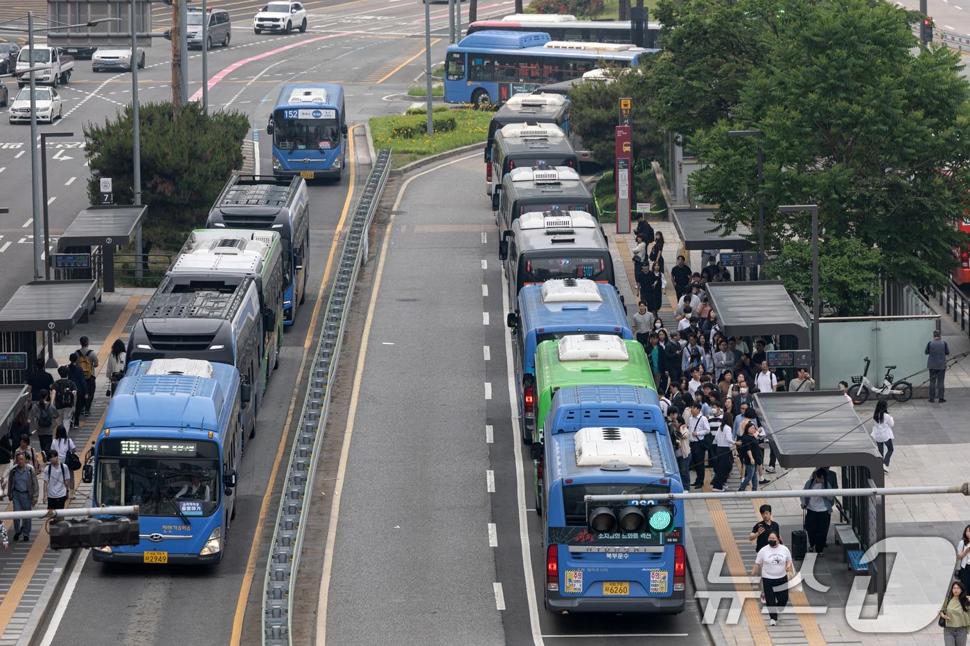 &#39;총파업&#39;에 돌입하기로 했던 서울 시내버스 노동조합이 파업을 유보한 28일 서울 중구 서울역 환승센터에서 버스가 오가고 있다. 서. 2025.5.28/뉴스1 ⓒ News1 이승배 기자