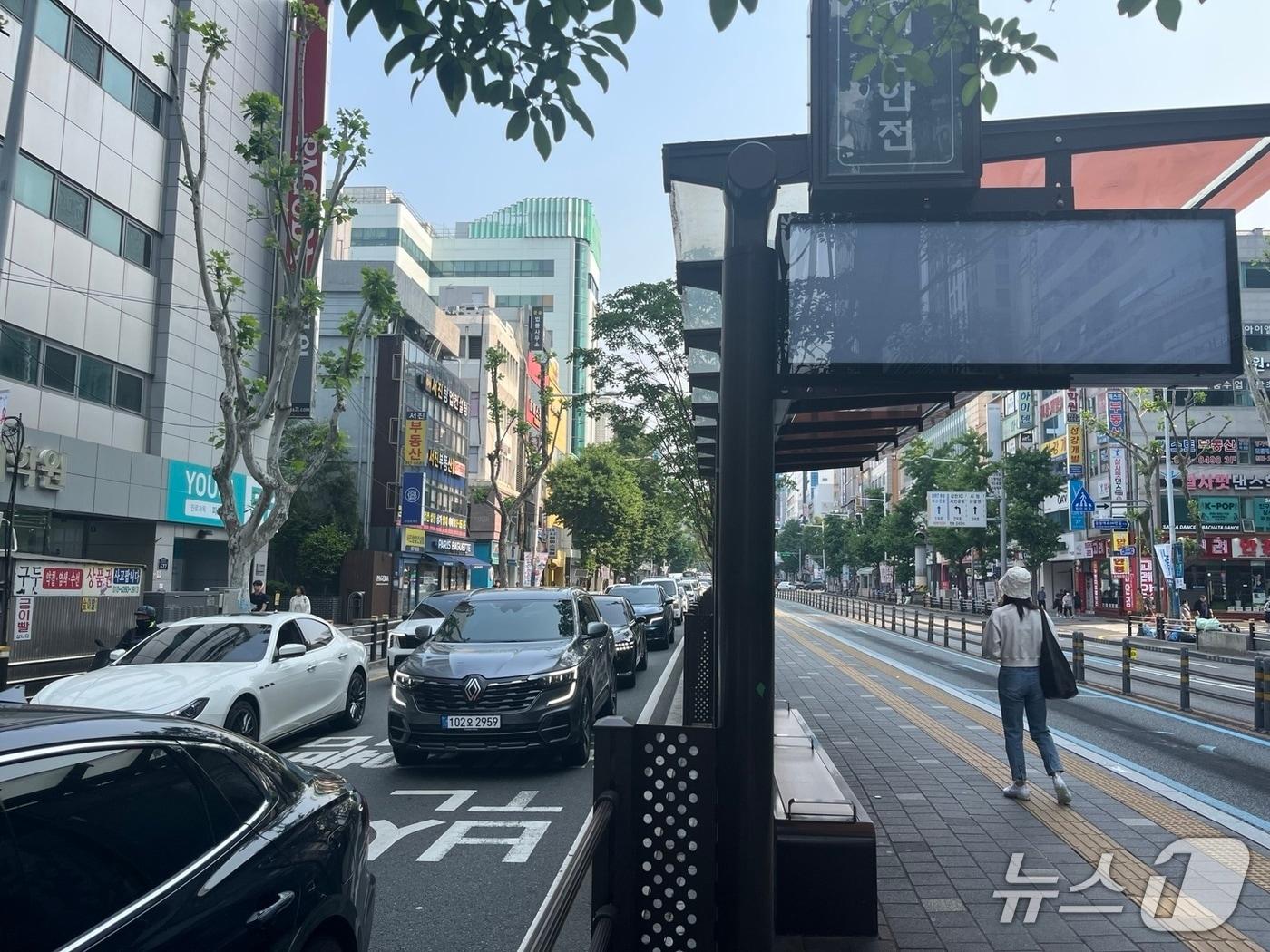 본문 이미지 - 부산 시내버스가 파업에 돌입한 28일 부산진구 한 버스정류장에 버스 도착 시간을 안내하는 전광판이 꺼져있다.2025.5.28/뉴스1 ⓒ News1 장광일 기자