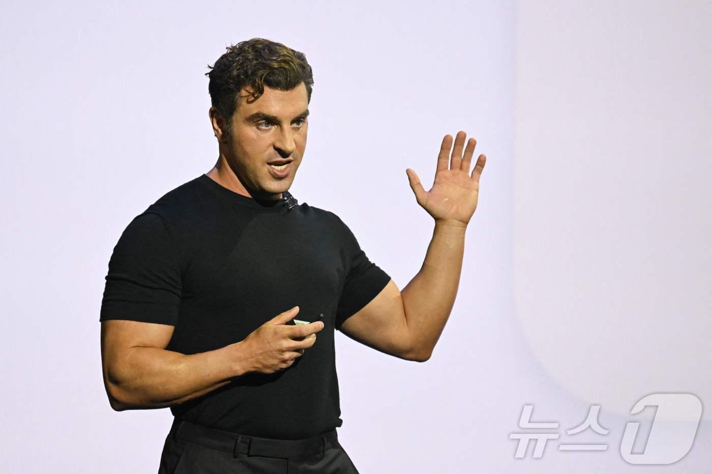 지난 5월 에어비앤비 공동 창립자 겸 CEO 브라이언 체스키가 로스앤젤레스에서 열린 에어비앤비 여름 업그레이드 기조 연설에서 발언하고 있다. 2025.05.14/ ⓒ AFP=뉴스1 ⓒ News1 김형준 기자