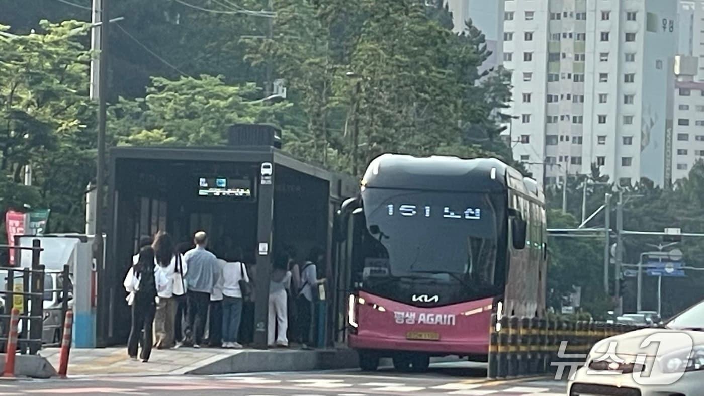 경남 창원 시내버스 노조가 파업에 들어간 28일 오전 7시30분쯤 창원시 성산구 성산구 대동백화점 앞 버스정류소에서 시민들이 창원시에서 마련한 임시버스에 올라타고 있다.2025.5.28/뉴스1 강정태 기자