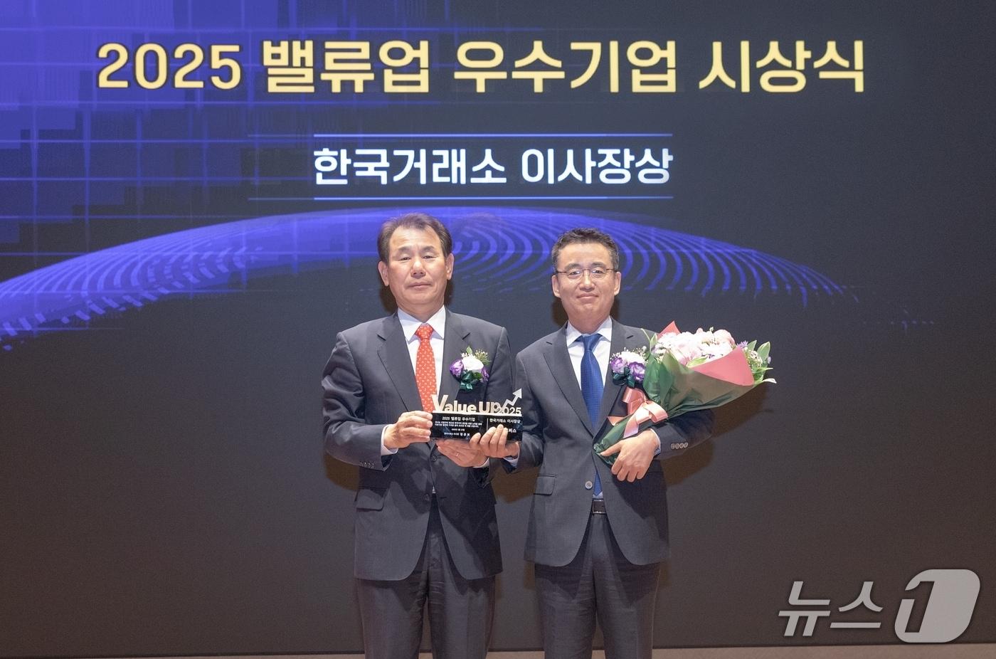  한국거래소에서 27일 열린 '밸류업 우수기업 선정 시상식'에서 유병각 현대글로비스 기획재경본부장(전무∙오른쪽)이 정은보 한국거래소 이사장과 기념촬영을 하고 있다.(현대글로비스 제공)