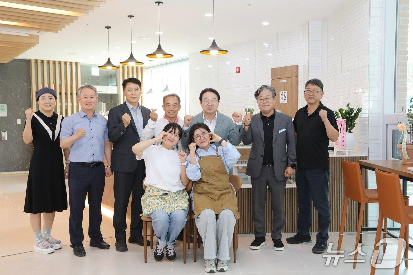 황규철 옥천군수 등이 마을카페  '이음' 개소를 축하하고 있다. (옥천군 제공. 재판매 및 DB금지) /뉴스1 