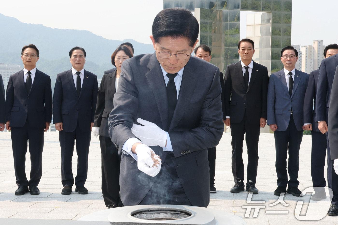 김문수 국민의힘 대통령 후보가 28일 오전 경남 창원시 국립3.15민주묘지를 찾아 참배하고 있다. 2025.5.28/뉴스1 ⓒ News1 이광호 기자