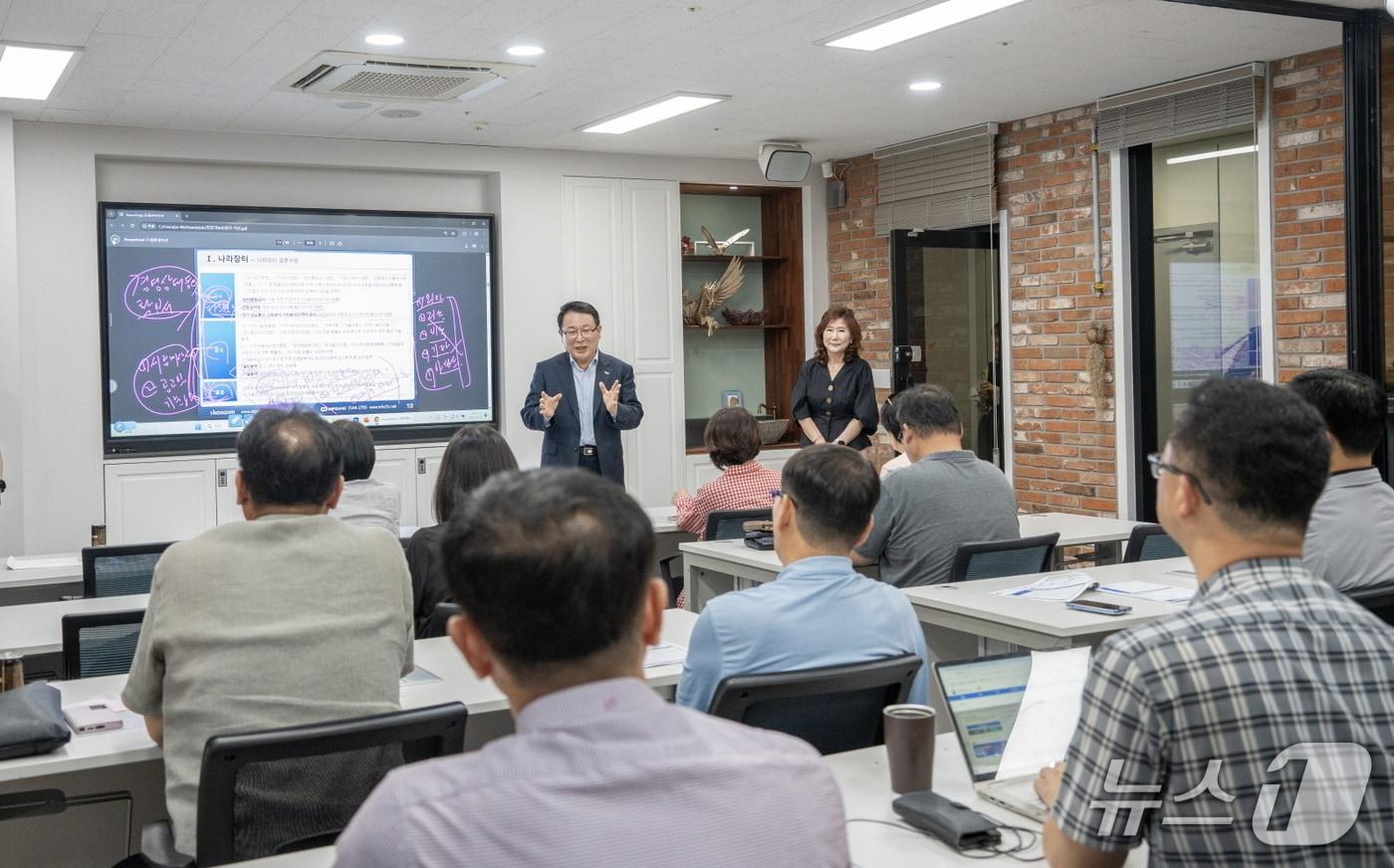 정헌율 익산시장이 중장년 기술창업센터를 찾아 창업 관계자들과 소통하고 있다.(익산시 제공. 재판매 및 DB금지)