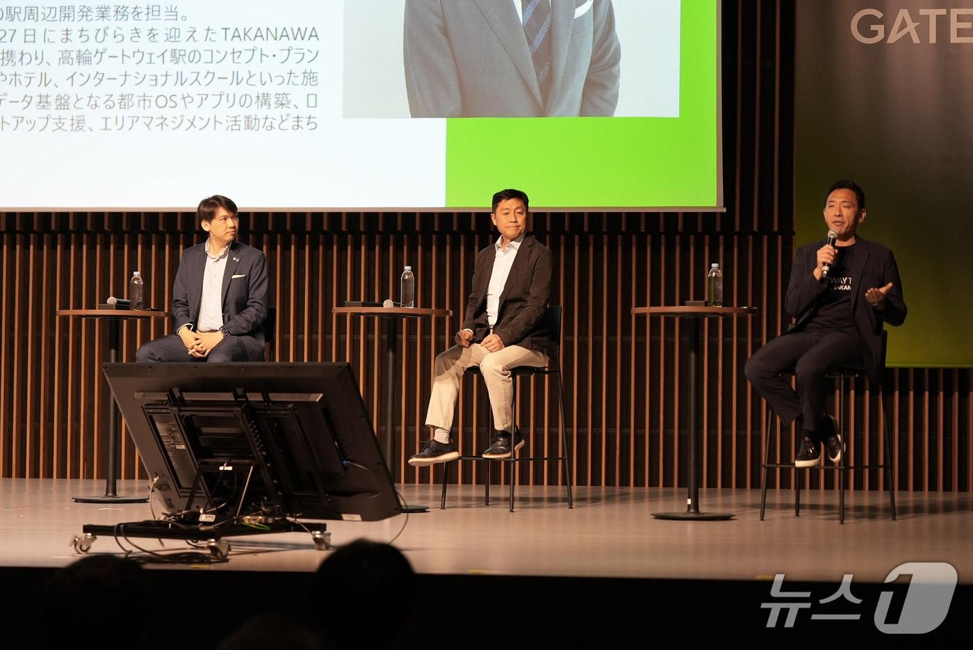 (왼쪽부터)'게이트웨이 테크 타카나와'에서 발언하고 있는 싱가포르 NUS 엔터프라이즈 벤자민 티, 디캠프의 박영훈 대표, 일본 딜로이트 벤처의 마사유키 키무라(디캠프 제공)