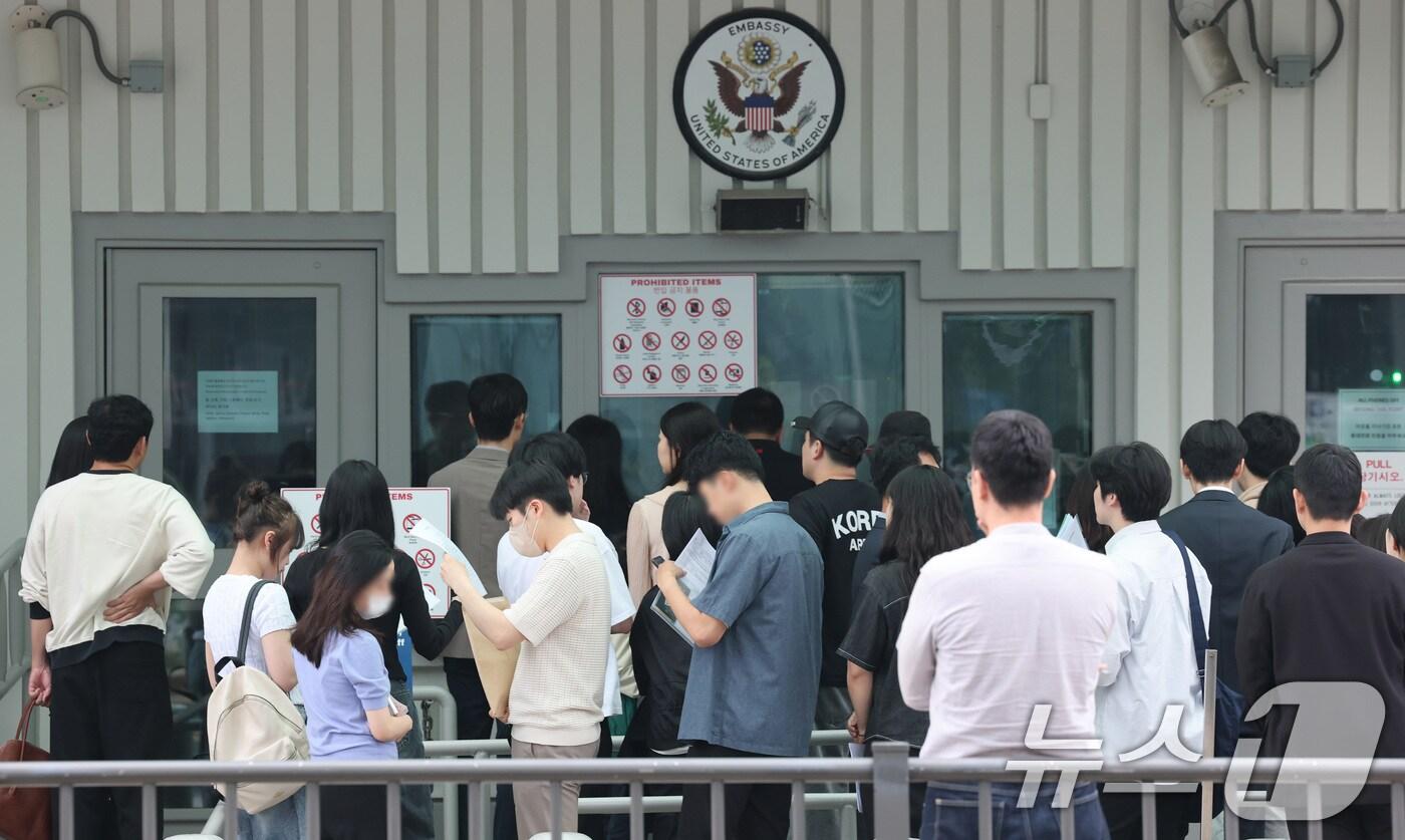28일 서울 종로구 주한미국대사관 앞에 시민들이 미국 비자심사를 받기 위해 줄지어 서 있다. 2025.5.28/뉴스1 ⓒ News1 임세영 기자