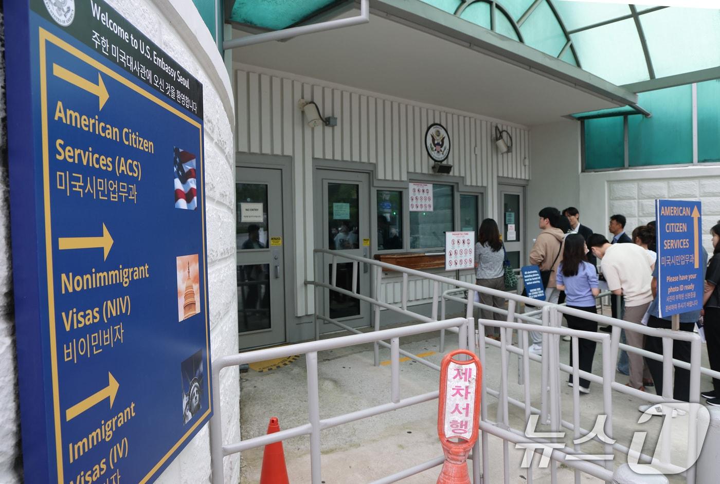 28일 서울 종로구 주한미국대사관 앞에 시민들이 미국 비자심사를 받기 위해 줄지어 서 있다. 미국 정치전문매체 폴리티코에 따르면 27일&#40;현지시간&#41; 마코 루비오 장관이 서명한 전문에서 &#39;외국인 유학생에 대한 소셜미디어 심사 및 검증 확대를 준비하기 위해 영사 부서는 추가 지침이 담긴 별도 전문이 발표될 때까지 학생 및 교환 방문자 비자 인터뷰 일정 추가를 즉시 중단하라&#39;고 지시했다고 전했다. 2025.5.28/뉴스1 ⓒ News1 임세영 기자
