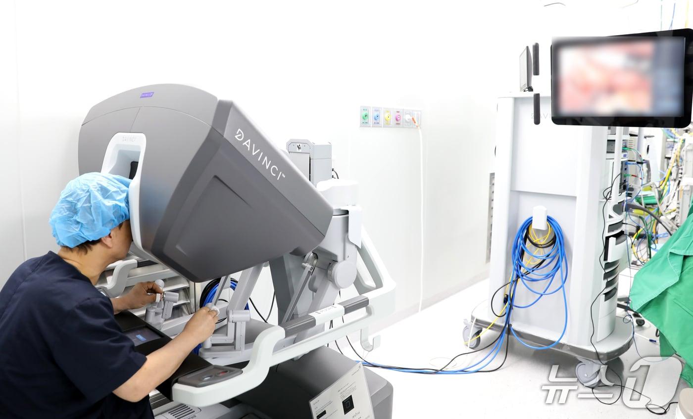동국대 경주병원 산부인과 김도균 교수가 2024년 로봇 수술 첫 시행 후 11개월 만에 500례를 달성했다. 김 교수가 수술하는 모습. (동국대 경주병원 제공, 재판매 및 DB 금지) 2025.5.28/뉴스1 