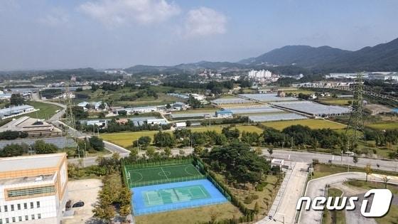 본문 이미지 - 충북 음성군이 2027년 12월 완공을 목표로 충북혁신도시 고압 송전선로 지중화 공사를 시작했다.(자료사진)/뉴스1