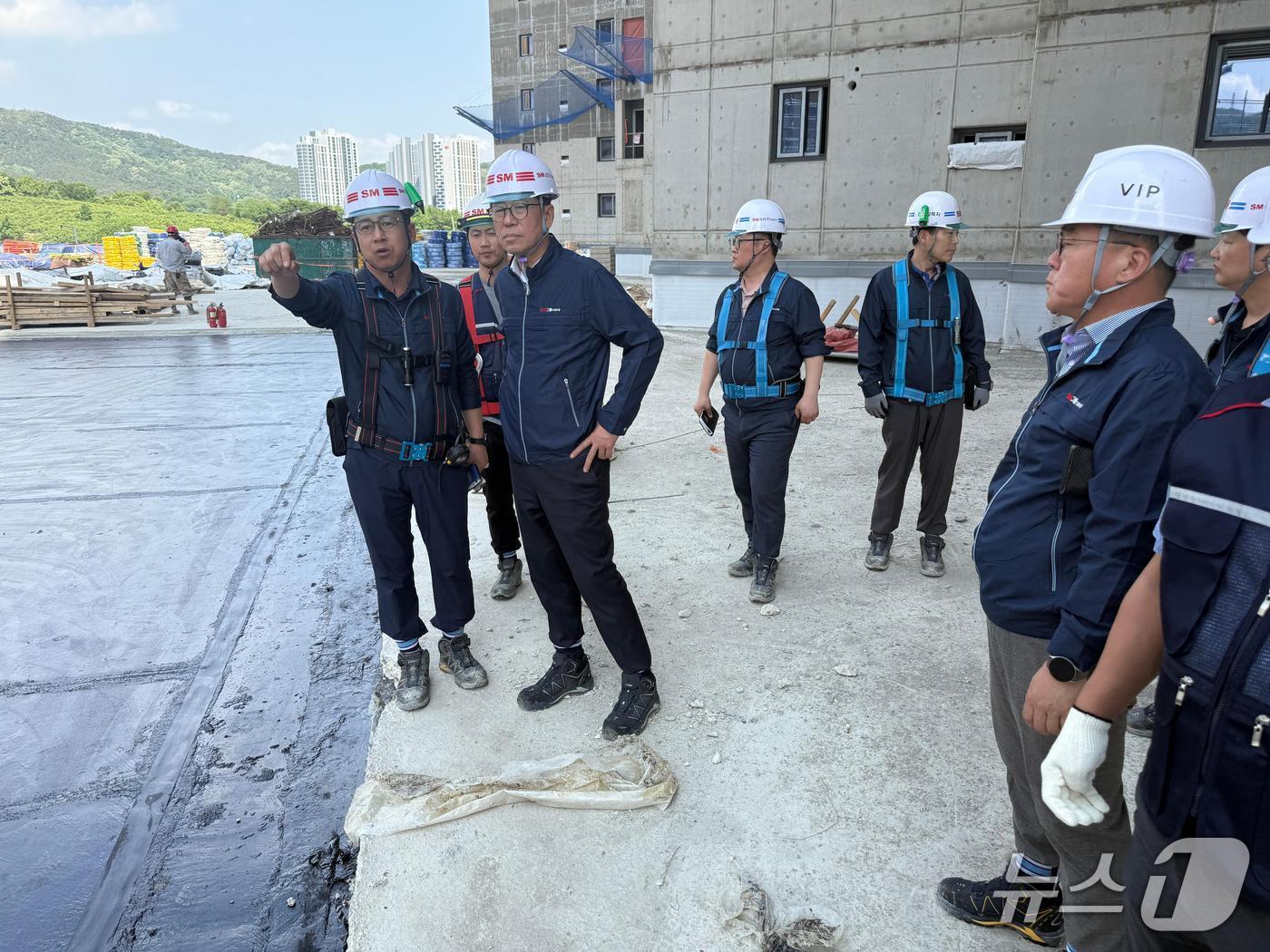 본문 이미지 - SM상선 건설부문 성낙원 대표이사(왼쪽 3번째)가 최근 경기 안성시 당왕지구 공동주택 신축공사 현장에서 안전보건관계자들과 함께 ‘중대재해 제로’ 달성을 위한 현장점검을 하고 있다. (SM그룹 제공)