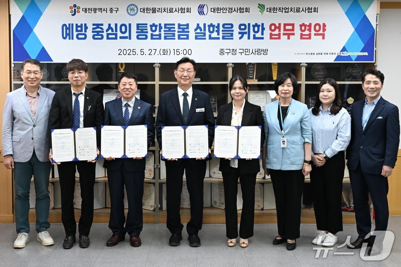 본문 이미지 - 김제선 대전 중구청장(왼쪽 네 번째)이 업무협약을 마치고 기념촬영 하고 있다.(중구 제공, 재판매 및 DB 금지 )/뉴스1
