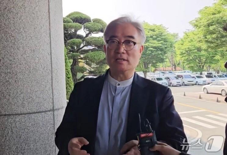 본문 이미지 - 조명래 창원시 제2부시장이 28일 창원시 성산구 창원지방검찰청 앞에서 취재진의 질문에 답하고 있다.2025.5.28/뉴스1 강정태 기자