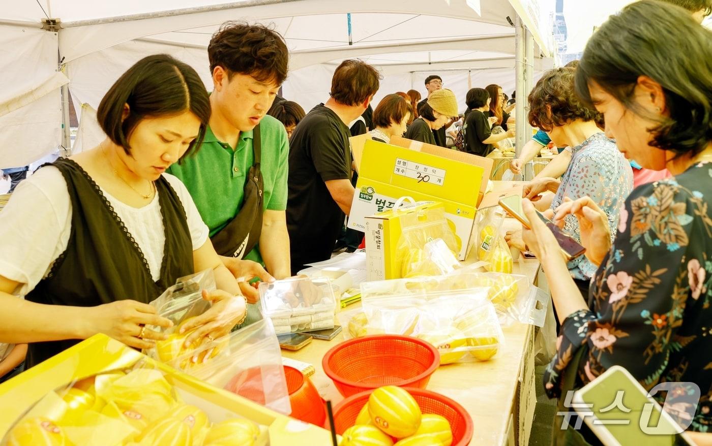 청계천 광장서 연 '칠곡 참외 퍼뜩시장' 모습 (칠곡군 제공. 재판매 및 DB금지) 2025.5.27/뉴스1