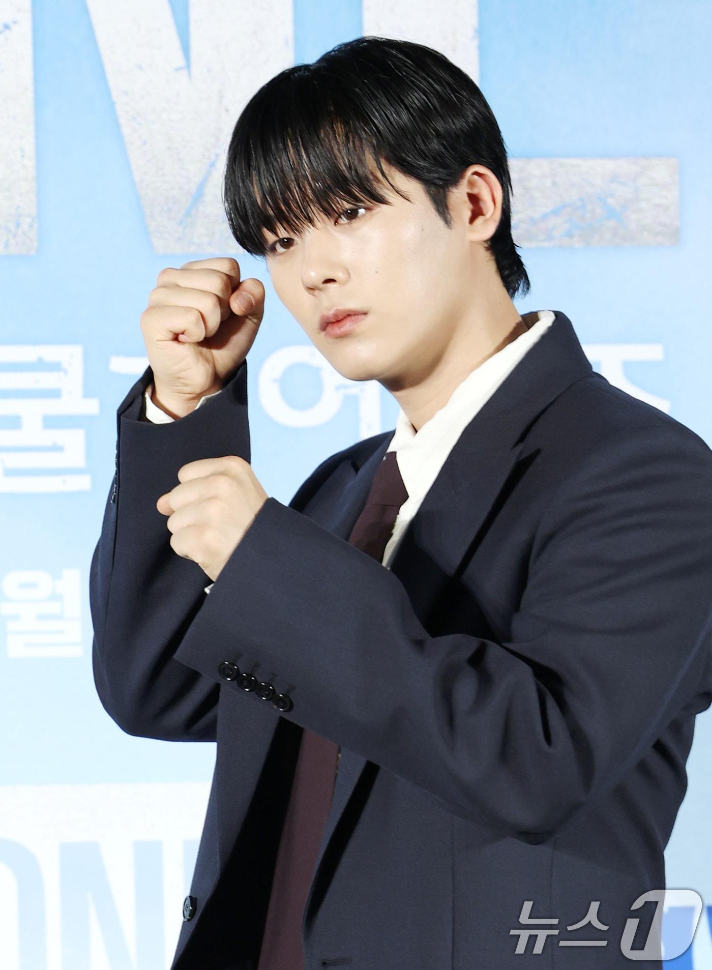 본문 이미지 - 배우 이정하가 28일 서울 광진구 건대입구 롯데시네마에서 열린 새 드라마 'ONE : 하이스쿨 히어로즈' 제작발표회에 참석해 포즈를 취하고 있다. 'ONE : 하이스쿨 히어로즈'는 아버지의 억압에 시달리던 전교 1등 의겸(이정하 분)과 그의 천부적인 싸움 재능을 이용하려는 윤기(김도완 분)가 복면을 쓴 '하이스쿨 히어로즈'를 결성해 억눌린 분노를 폭발시켜 학교 폭력 서열을 뒤엎는 하이스쿨 액션 드라마다. 2025.5.28/뉴스1 ⓒ News1 권현진 기자