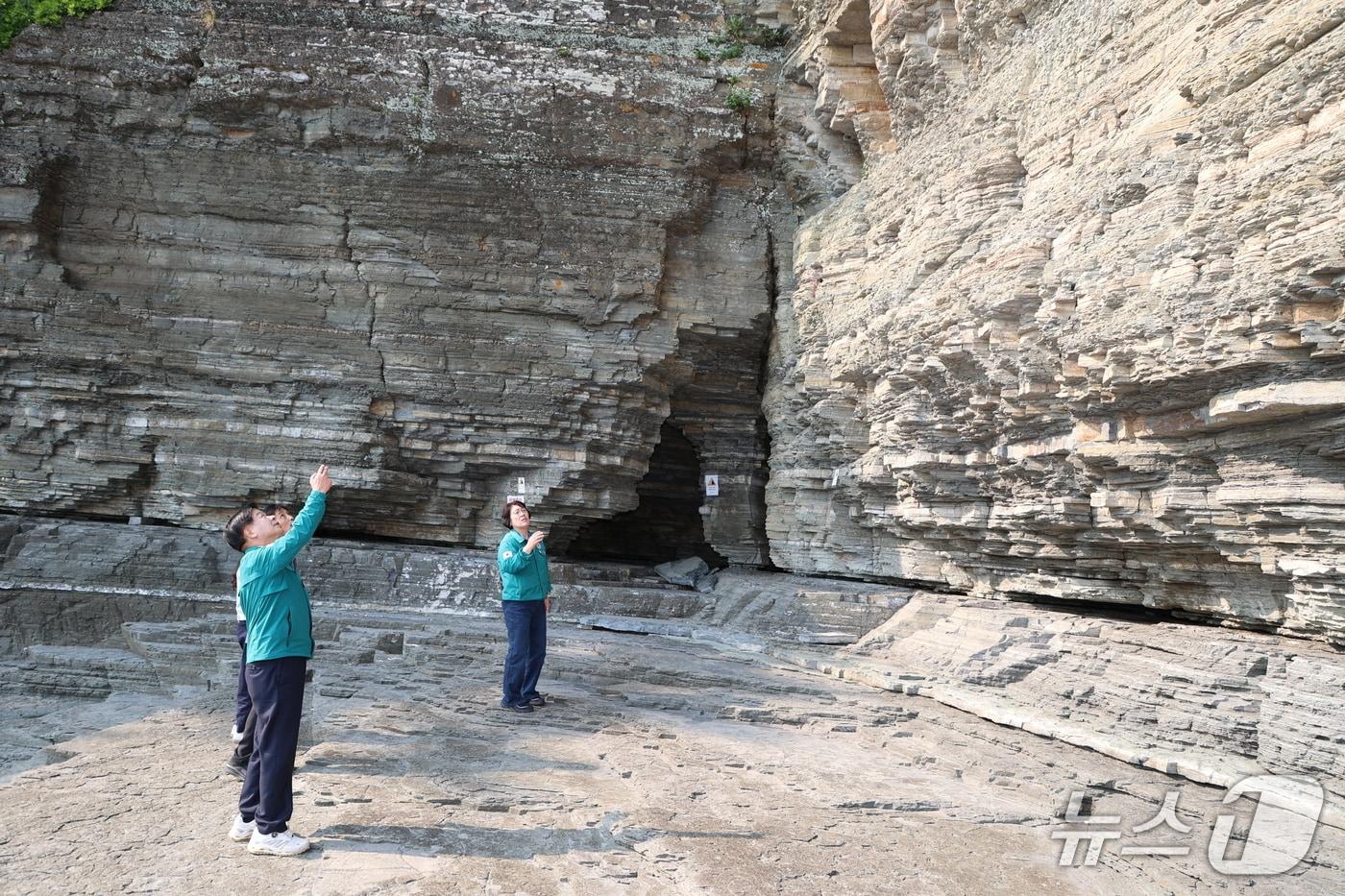 이상근 고성군수가 상족암군립공원 현장 안전을 점검하고 있다.(고성군 제공. 재판매 및 DB금지)