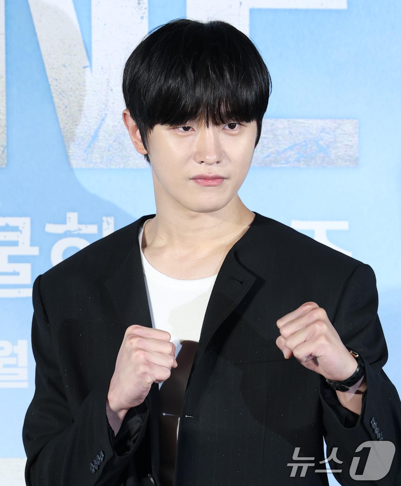 본문 이미지 - 배우 김도완이 28일 서울 광진구 건대입구 롯데시네마에서 열린 새 드라마 'ONE : 하이스쿨 히어로즈' 제작발표회에 참석해 포즈를 취하고 있다. 'ONE : 하이스쿨 히어로즈'는 아버지의 억압에 시달리던 전교 1등 의겸(이정하 분)과 그의 천부적인 싸움 재능을 이용하려는 윤기(김도완 분)가 복면을 쓴 '하이스쿨 히어로즈'를 결성해 억눌린 분노를 폭발시켜 학교 폭력 서열을 뒤엎는 하이스쿨 액션 드라마다. 2025.5.28/뉴스1 ⓒ News1 권현진 기자