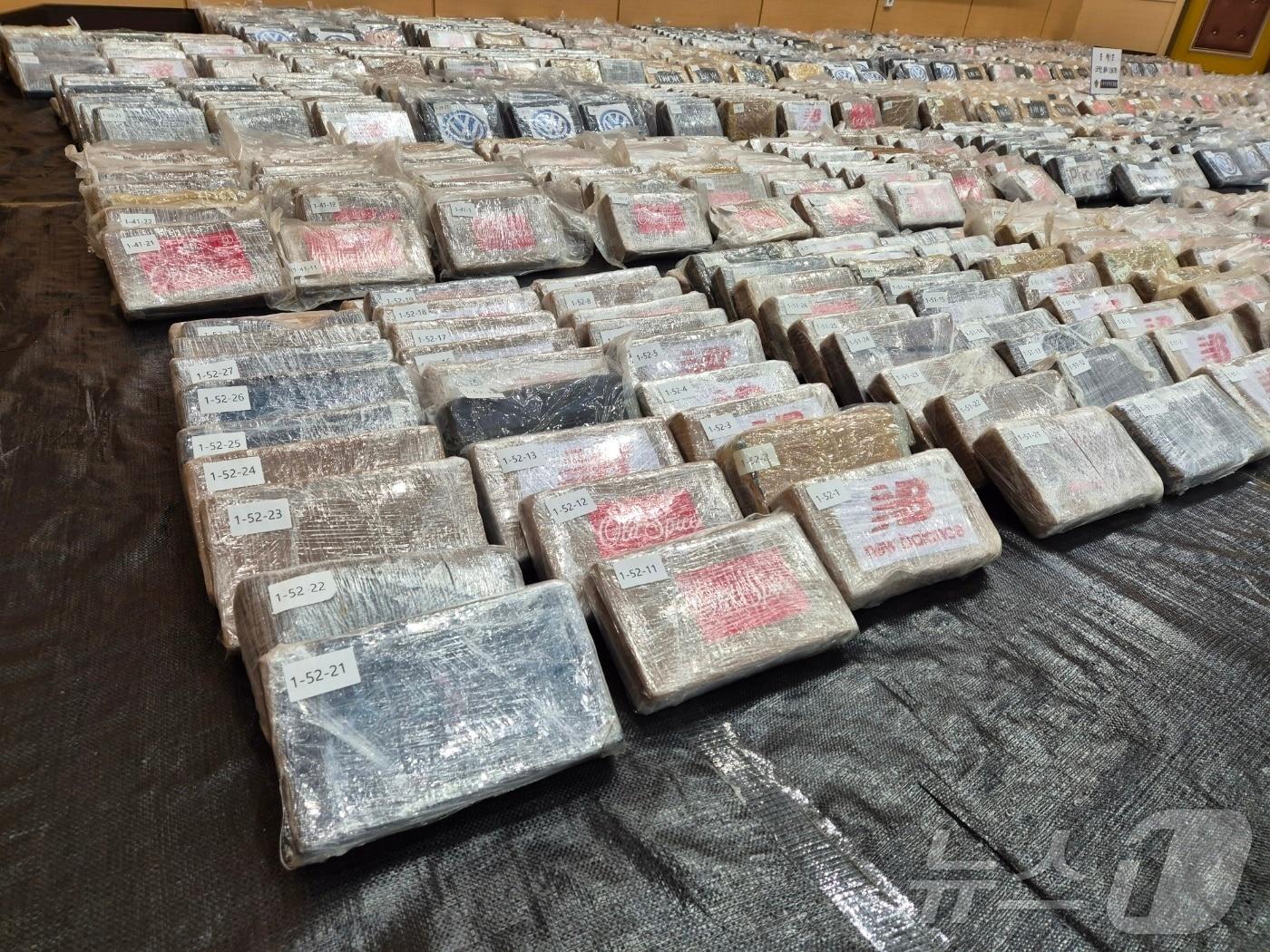 본문 이미지 - 지난 5월 28일 강원도 동해시 동해지방해양경찰청에서 열린 정부합동 수사본부 마약수사 결과 발표 브리핑에서 지난 4월 강릉 옥계항에서 적발된 코카인 블럭 1690개를 비롯한 증거품이 공개되고 있다.  2025.5.28/뉴스1 ⓒ News1 윤왕근 기자