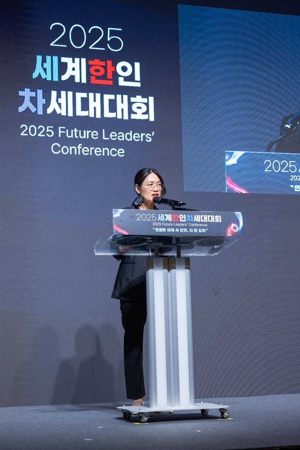 본문 이미지 - 이은영 인사처 인재정보기획관이 27일 2025 세계한인차세대대회 글로벌 인재사업 설명회에서 국제 인재 영입 사례를 소개하고 있다.(인사처 제공)