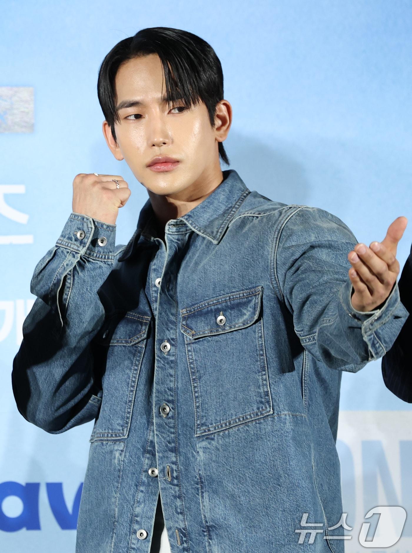 본문 이미지 - 배우 육준서가 28일 서울 광진구 건대입구 롯데시네마에서 열린 새 드라마 'ONE : 하이스쿨 히어로즈' 제작발표회에 참석해 포즈를 취하고 있다. 'ONE : 하이스쿨 히어로즈'는 아버지의 억압에 시달리던 전교 1등 의겸(이정하 분)과 그의 천부적인 싸움 재능을 이용하려는 윤기(김도완 분)가 복면을 쓴 '하이스쿨 히어로즈'를 결성해 억눌린 분노를 폭발시켜 학교 폭력 서열을 뒤엎는 하이스쿨 액션 드라마다. 2025.5.28/뉴스1 ⓒ News1 권현진 기자